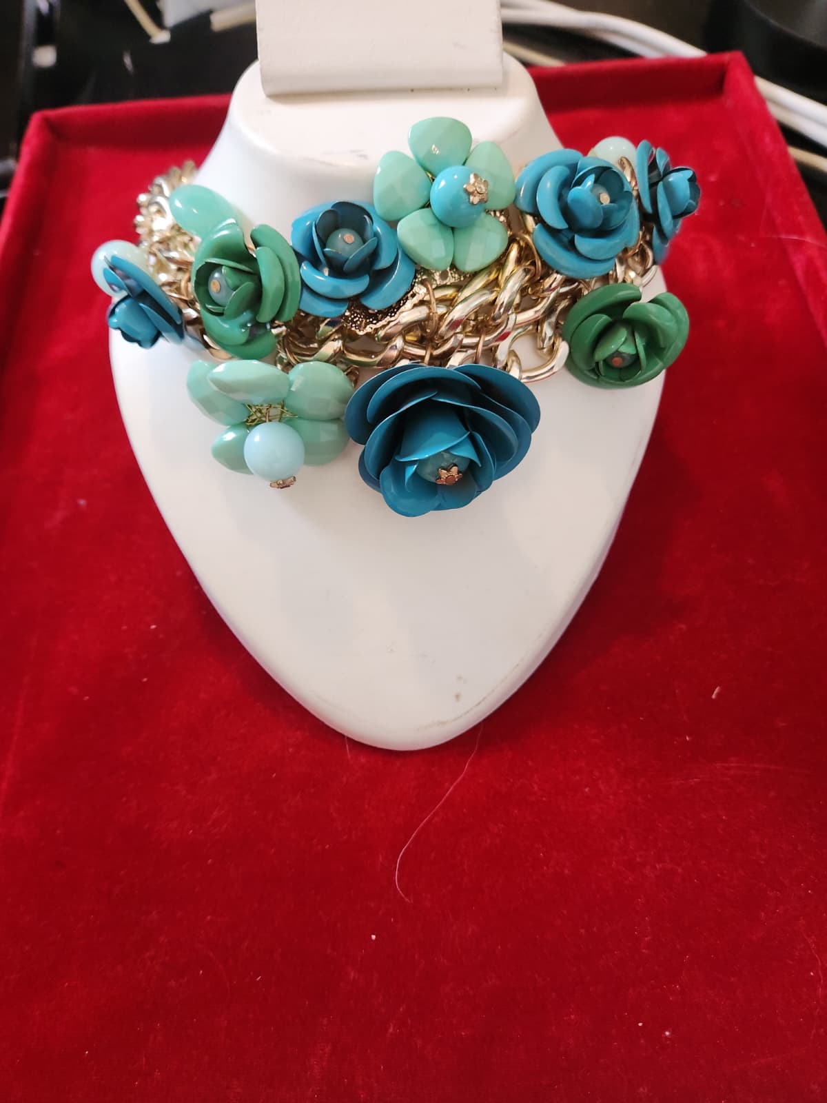 Chunky Floral Cluster Bib Necklace – Bold Teal, Mint & Emerald 3D Flower Strand