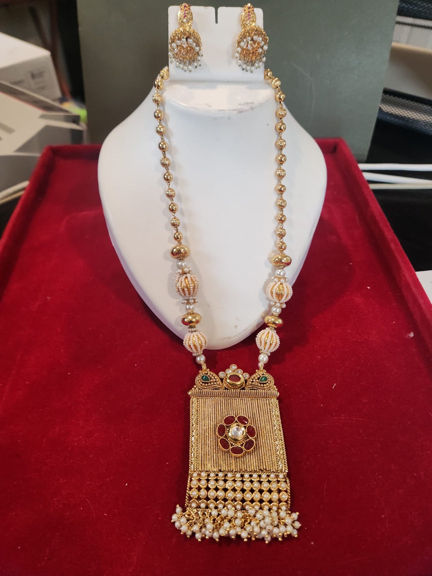 Traditional Indian Gold-colour Long Pendant Necklace & Earrings Set – Kundan & Pearl Haar