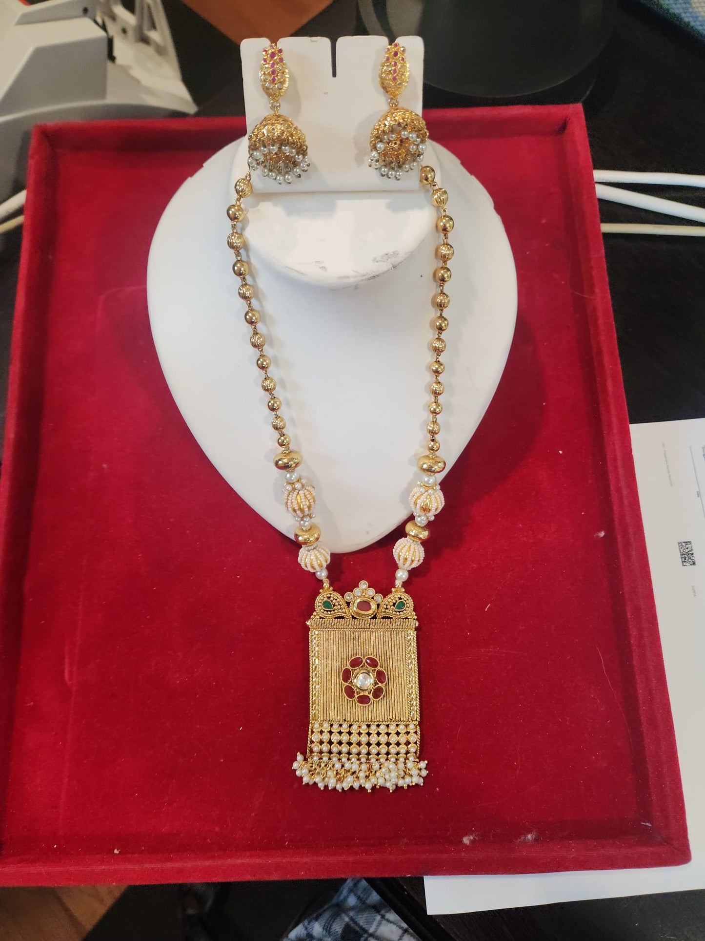 Traditional Indian Gold-colour Long Pendant Necklace & Earrings Set – Kundan & Pearl Haar